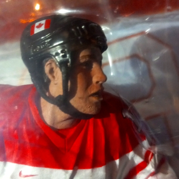 FIGURE Thornton won Stanley cup on Florida last year. Amazing athlet+nice guy - Picture 7 of 7